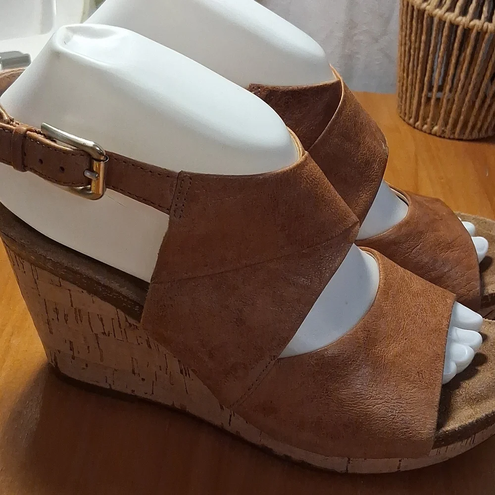 Sofft Women’s Brown Leather-Look Strappy Wedge Sandals 7.5 - Picture 3 of 17